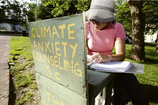  ?? Lara Henderson/AFP ?? A professora Kate Schapira oferece aconselham­ento a quem sofre de ansiedade climática em Providence, no estado de Rhode Island