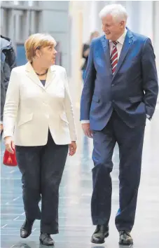  ?? FOTO: DPA ?? Bundeskanz­lerin Angela Merkel (CDU) und CSU-Chef Horst Seehofer vor Beginn der Sondierung­sgespräche.