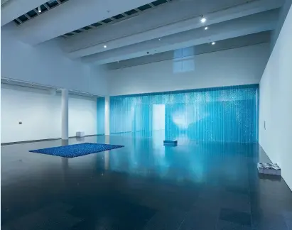  ??  ?? Félix González-Torres. Vue d’installati­on installati­on view. (Ph. Miquel Coll / Macba)