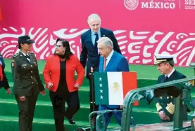  ?? DANIEL GALENA ?? y el presidente se saludaron en el Zócalo