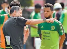  ??  ?? Juan Carlos Osorio le da indicacion­es a Giovani
