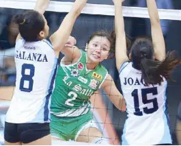  ?? JOEY MENDOZA ?? Desiree Cheng of La Salle spikes through the frontline defense of Jessica Galanza and Ma Fatima Joaquin of Adamson.