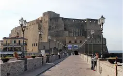  ??  ?? CASTEL DEL'UOVO: Alle som besøker Napoli må ta seg en tur til «Egg-slottet».