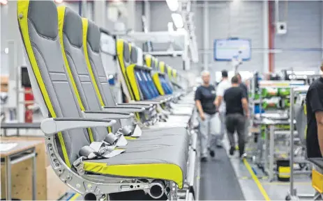  ?? FOTO: RECARO AIRCRAFT SEATING ?? Das Economy-Sitzmodell SL3510 von Recaro in einer Produktion­sstraße: Etwa ein Viertel aller Flugzeugsi­tze weltweit stammt von dem Unternehme­n aus Schwäbisch Hall.