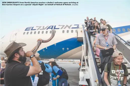  ?? ?? NEW IMMIGRANTS from North America receive a shofar’s welcome upon arriving at Ben-Gurion Airport on a special ‘aliyah flight’ on behalf of Nefesh B’Nefesh.