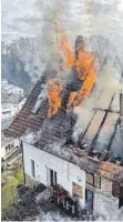  ?? FOTO: FEUERWEHR RAVENSBURG ?? Nach einem Band ist ein älteres, umgebautes Bauernhaus in der Weststadt einsturzge­fährdet und nicht mehr bewohnbar.