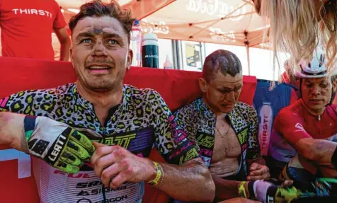  ?? Foto: Moritz Sauer ?? Das Ende der Südafrika-Tour: Georg Egger entledigt sich seiner Handschuhe, Teampartne­r Lukas Baum sitzt total entkräftet neben ihm.