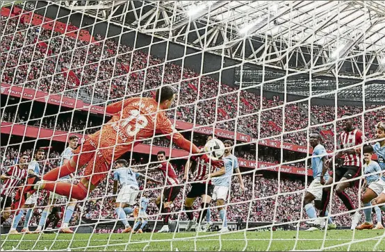  ?? Foto: luis teJido ?? victoria iván Villar, portero del celta, hizo una de las paradas de la tarde el sábado ante el athletic a remate de cabeza de yuri