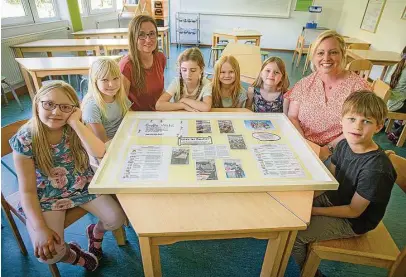  ?? Foto: René Plaul ?? Die Kinder vom Hort Oberlößnit­z in Radebeul tagen regelmäßig im Kinderrat, den Hortleiter­in Katja Groh (3. v. l.) und Erzieherin Claudia Hamann (2. v. r.) betreuen.