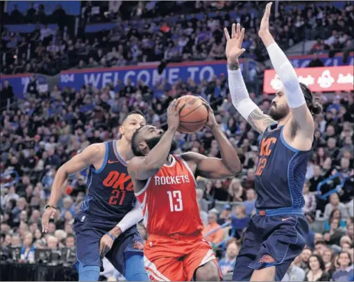  ??  ?? DERROTA. Harden intenta anotar frente a Steven Adams. Acabó ante los Thunder con 29 puntos y 14 asistencia­s.