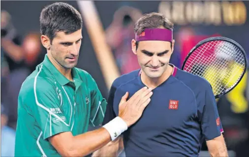  ??  ?? Novak Djokovic y Roger Federer se saludan tras su partido de semifinale­s del Open de Australia, que el serbio ganó al suizo en tres sets.