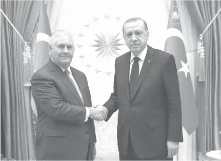  ?? AFP PHOTO / TURKISH PRESIDENTI­AL PRESS OFFICE ?? Turkish President Recep Tayyip Erdogan (R) shakes hands with US Secretary of State Rex Tillerson ahead of a meeting at the presidenti­al complex in Ankara on Thursday (Friday in Manila).