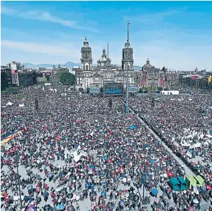  ?? Afp ?? MITIN. Obrador festejó su primer aniversari­o como presidente de México haciendo un repaso de su Gobierno con una multitud de sus seguidores en el Zócalo