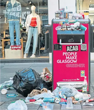  ?? Picture
Andrew Cawley ?? Litter piles up in Glasgow’s Buchanan Street yesterday