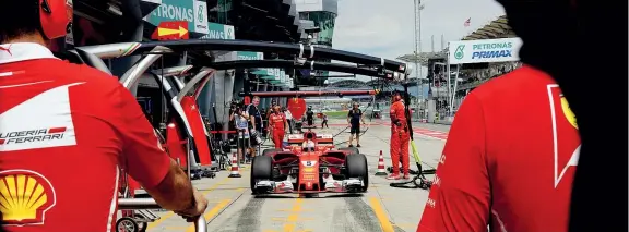  ??  ?? Guai elettrici La Ferrari di Sebastian Vettel fermata da problemi al motore non ha girato nelle qualifiche. I tecnici sono stati costretti a montare la quarta power unit che avrebbe dovuto debuttare più avanti