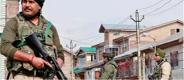  ?? Reuters ?? ↑
Security forces stand guard at the site of a grenade explosion in Srinagar on Thursday.