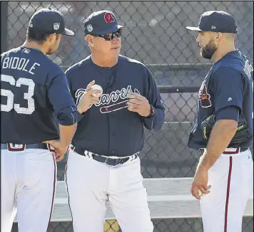  ?? CURTIS COMPTON / CCOMPTON@AJC.COM ?? Chuck Hernandez counsels Jesse Biddle (left) and Paco Rodriguez (right). Hernandez has a history of nurturing young pitchers.