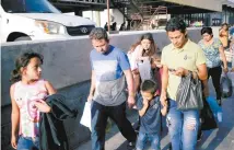  ??  ?? Migrantes centroamer­icanos regresan a Nuevo Laredo, en México, mientras esperan la resolución de sus procesos de solicitud de asilo.