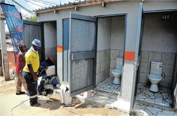  ?? /THULANI MBELE ?? About 220 families on Small Street in Alexandra, northern Johannesbu­rg, yesterday received their first ten flushing toilets from the NGO Return2Lov­e and Rebosis Property Fund after living for years using the bucket system.