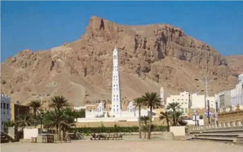  ??  ?? PEMANDANGA­N di kota Tarim, Hadramaut, Yaman.