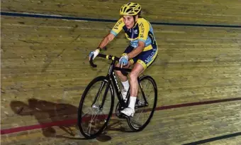  ??  ?? Jeannette est venue s’entraîner régulièrem­ent sur la piste du vélodrome national de Saintquent­in-en-yvelines avant sa tentative de record.