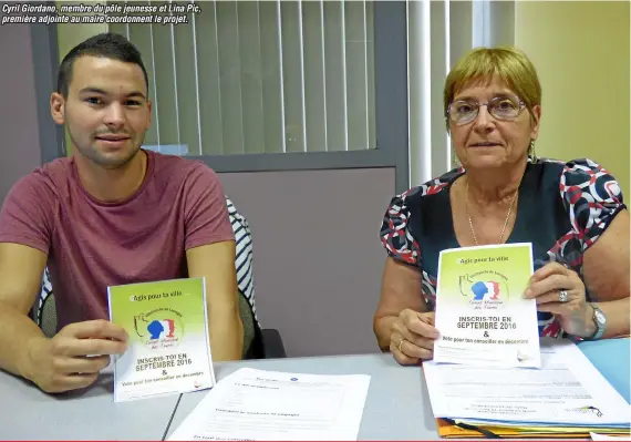  ??  ?? Cyril Giordano, membre du pôle jeunesse et Lina Pic, première adjointe au maire coordonnen­t le projet.