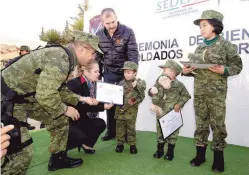  ??  ?? Bienvenido­s. Elementos de la Sedena fueron anfitrione­s de los pequeños que recorriero­n las instalacio­nes de la Sexta Zona Militar.