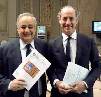  ?? ?? Sorridenti Da sinistra il sottosegre­tario Gianclaudi­o Bressa e il governator­e Luca Zaia al tavolo sull’autonomia