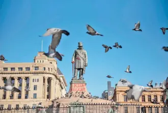  ?? Picture: Gallo Images ?? DEFACED. The Paul Kruger statue in Church Square in Pretoria. The statue was painted with red paint and the word ‘killer’ this week.