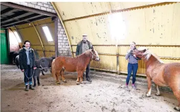  ?? RP-FOTO: J. KNAPPE ?? Matthias Bongartz freut sich über die große Unterstütz­ung für seinen Betrieb. Auch zwei Helfer sind wieder zugelassen: Kira (14) und die zwei Jahre jüngere Charlotte (r.) packen gern mit an.