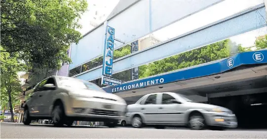  ??  ?? ESTACIONAM­IENTOS. Dicen que la rentabilid­ad es superior a la de un departamen­to.