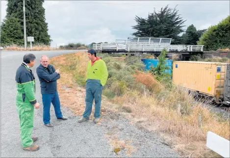  ?? PHOTO / SUPPLIED ?? Ruapehu Mayor Don Cameron (centre) talks to Ivan Young (left) and Scott Young at the Mangateite­i Rd rail overbridge.