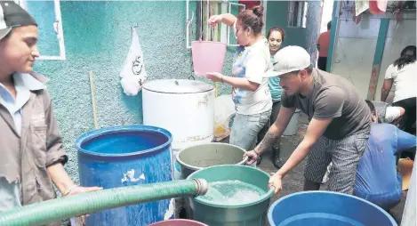  ??  ?? Algunos colonos señalaron que a pesar de que el líquido no ha llegado en algunas semanas, el cobro por el suministro se elevó considerab­lemente.