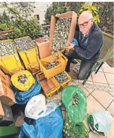  ?? FOTO: GOTTFRIED EVERS ?? Die meisten Sammler bringen ihre Kronkorken in Tüten oder Kartons zu Gregor Claßen. Der 67-Jährige füllt sie dann in Postkisten um.