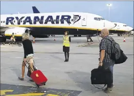  ?? REUTERS / KEVIN COOMBS ?? Embarcamen­t de passatgers a l’aeroport britànic de Stansted.