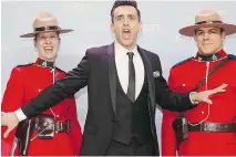  ?? P E T E R P O WE R / T H E C A NA D I A N P R E S S ?? Host Jacob Hoggard hams it up with some Mounties at the Juno Awards.