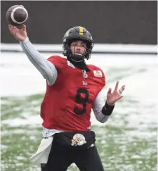  ?? CATHIE COWARD THE HAMILTON SPECTATOR ?? Hamilton Tiger-Cats quarterbac­k Dane Evans practises throwing in the snow at Tim Hortons Field on Wednesday.