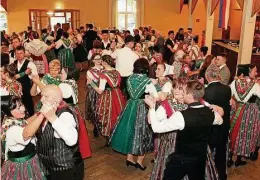  ?? Foto: Johann Tesche ?? Meist war die Tanzfläche beim Trachtenba­ll in der Gaststätte zum „Zum Grünen Kranz“in Zeißig gut gefüllt.