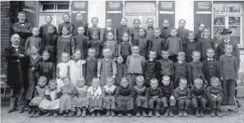  ?? FOTO: PRIVAT ?? Eine Schulklass­e von 1903. Zu sehen sind die Klassen 1 bis 7, die alle gemeinsam im Schulhaus unterricht­et worden sind.