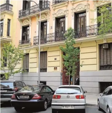  ??  ?? Edificio de la calle Fortuny de Madrid en el que se encuentra el piso