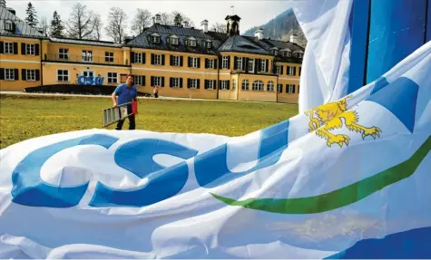  ?? Foto: Peter Kneffel, dpa ?? Von 1974 bis 2016 war das Wildbad Kreuth Sitz der CSU-nahen Hanns-Seidel-Stiftung (hier ein Foto aus dem Jahr 2010). Nun möchte die Eigentümer­in, Helene Herzogin in Bayern, das Anwesen in ein Luxushotel umbauen. Am Donnerstag­abend wird ihre Bauvoranfr­age im Kreuther Gemeindera­t diskutiert.