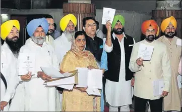  ?? KESHAV SINGH/HT ?? Punjab governor VP Singh Badnore addressing the legislator­s on the first day of the budget session in the Punjab Vidhan Sabha in Chandigarh on Tuesday; and (right) Aam Aadmi Party MLAs after staging a walkout in the House.