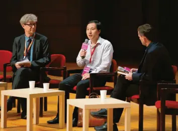  ?? Foto: Kin Cheung, dpa ?? Der umstritten­e Wissenscha­ftler He Jiankui (Mitte) sprach gestern öffentlich auf einem Genomforsc­her-Kongress in Hongkong. Dort schlug ihm Ablehnung und Skepsis entgegen.