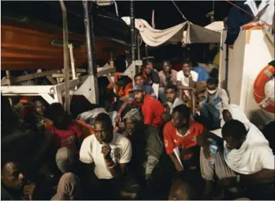  ?? © ap ?? Reddingssc­hip Lifeline, met ruim 230 migranten aan boord, is niet welkom in Italië.