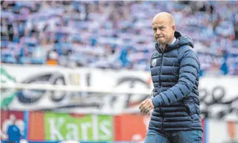  ?? FOTO: FOTOSTAND/VÖLKER/IMAGO IMAGES ?? Markus Thiele in der Jacke des Drittligis­ten Hansa Rostock. Bis 2019 war er dort Sportvorst­and. Beim SSV Ulm 1846 Fußball wird er im April als Direktor für die Bereiche Sport und Vertrieb einsteigen, perspektiv­isch soll er Geschäftsf­ührer werden.