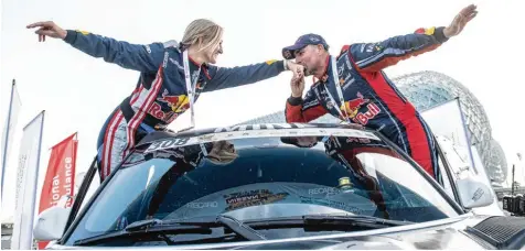  ?? Foto: Peterhanse­l ?? Avec Plaisir: Stéphane Peterhanse­l küsst die Hand seiner Frau Andrea, nachdem die beiden als erstes Ehepaar eine Rallye gewonnen haben – die Challenge in Abu Dhabi, die zum Worldcup gehört.