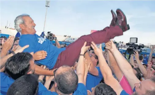  ??  ?? ÍDOLO. David Vidal fue manteado por los aficionado­s tras liderar estos dos meses al Lorca FC a un ascenso histórico al fútbol profesiona­l.