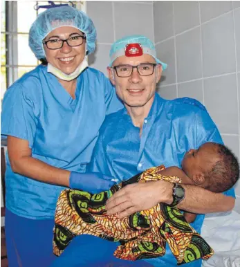  ?? FOTO: PR ?? Dietmar Craß (rechts) kümmert sich mit Helferin um ein Kind.