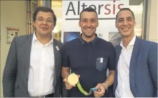  ?? (Photo K.W.) ?? Guy Puech, fondateur d’Altersis (à gauche), avec Denis Gargaud, champion olympique de canoëkayak, et Virgile Simonneau, directeur de l’agence de Sophia Antipolis.