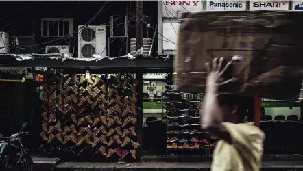  ?? Fotos Bruno Santos/Folhapress ?? Em Ciudad del Este, vendedores de rua e lojistas tentam apagar fama de cidade de sacoleiros construída nas últimas décadas